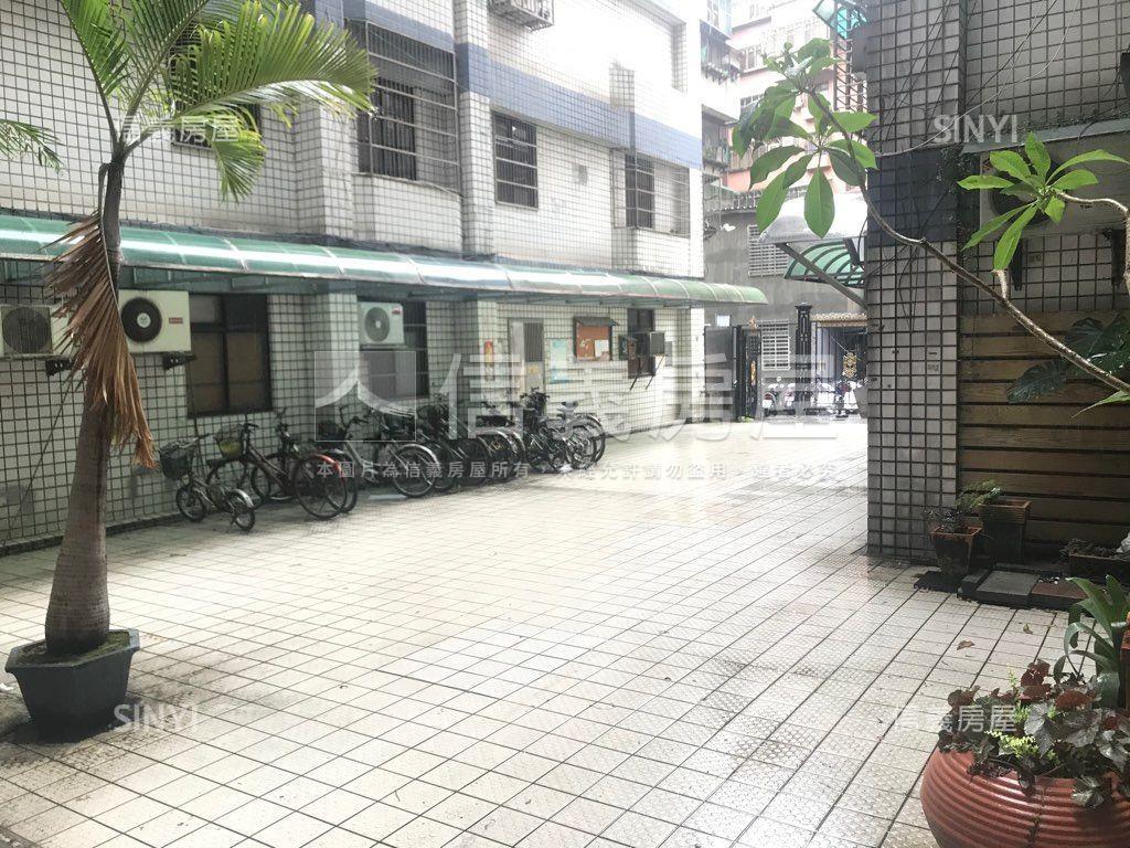 西雲皇家低公設大四房車位房屋室內格局與周邊環境