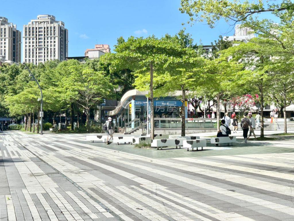 有富富玉‧邊間三房車位房屋室內格局與周邊環境