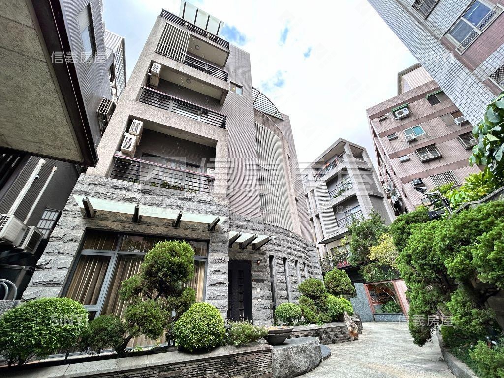 角間三車庫門！霸氣豪墅房屋室內格局與周邊環境