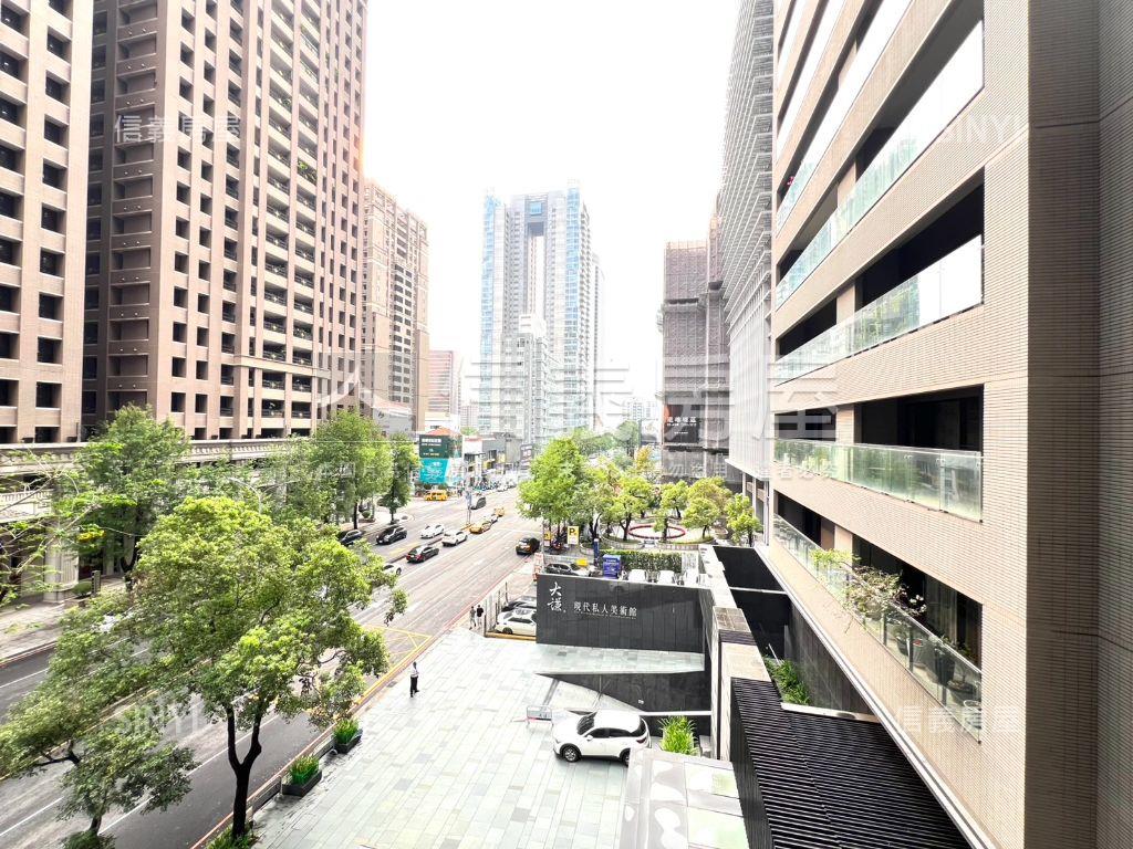 由鉅大謙精美裝潢連號車位房屋室內格局與周邊環境