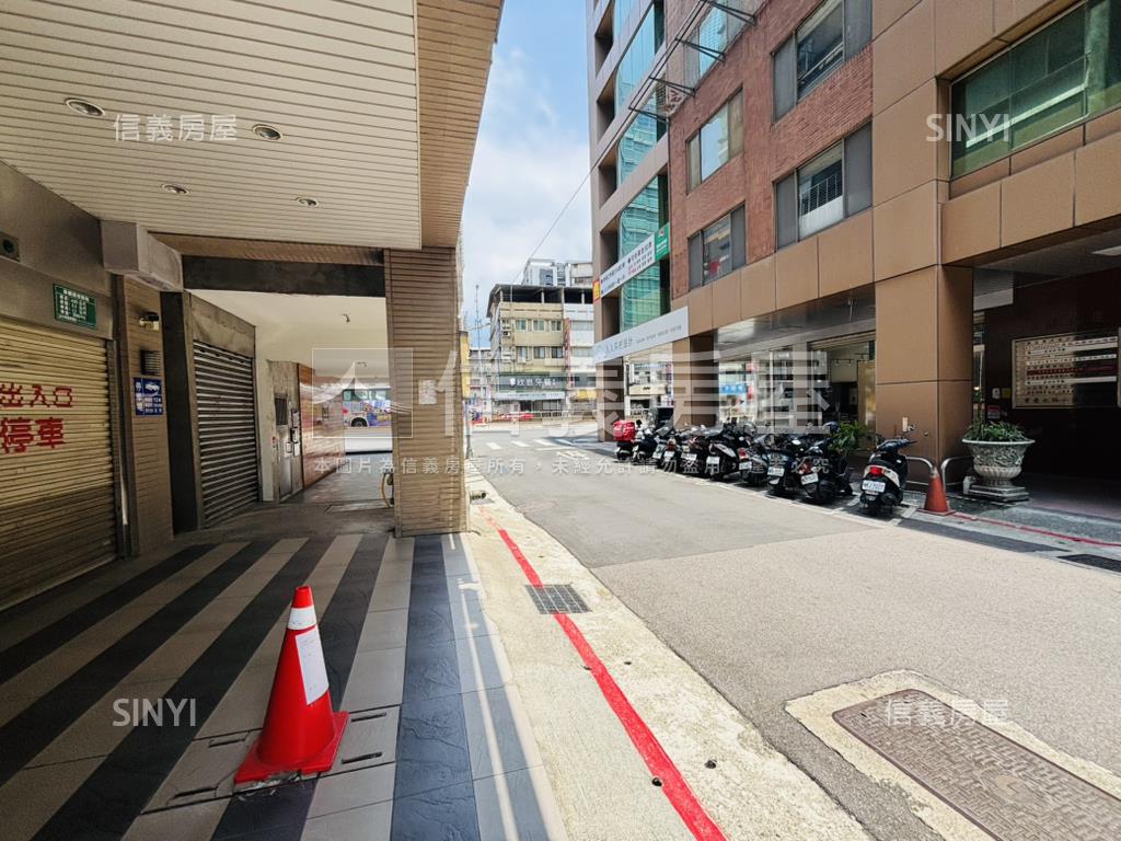 捷運ＢＬＯＧ低總稀有釋出房屋室內格局與周邊環境