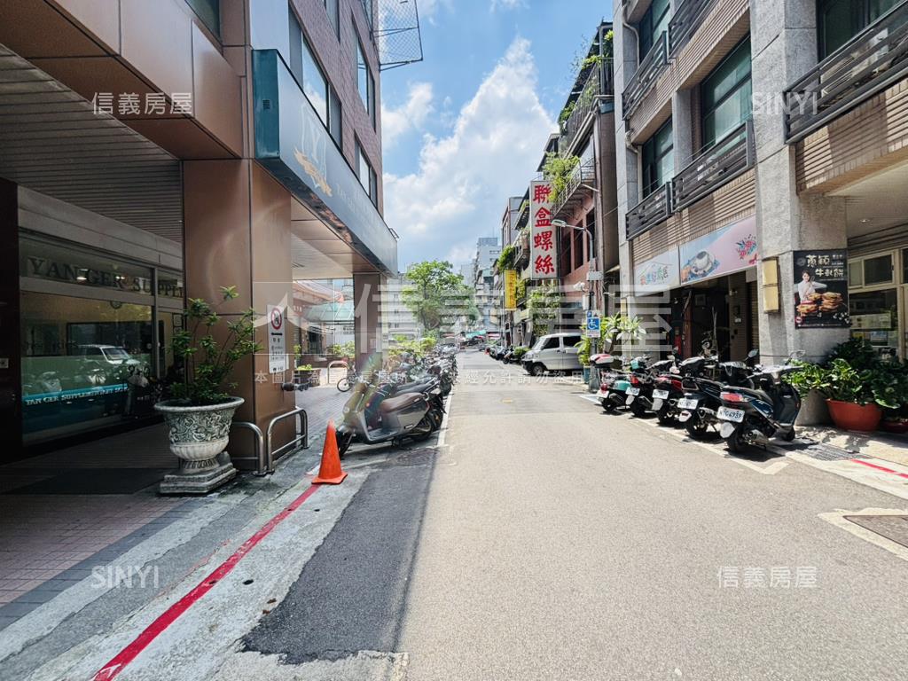 捷運ＢＬＯＧ低總稀有釋出房屋室內格局與周邊環境
