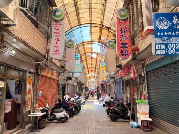 大湳市場。人潮金透店