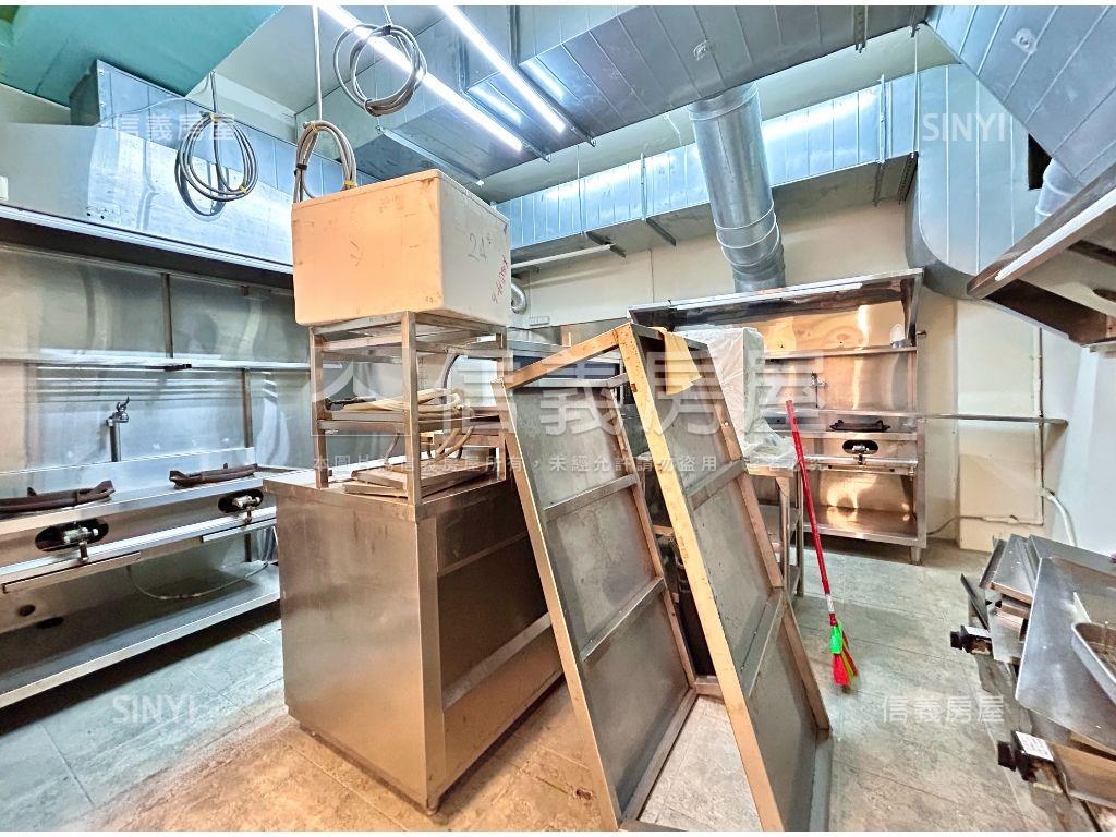 鳳山中崙大面寬黃金店面房屋室內格局與周邊環境