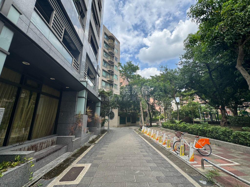 計畫區面公園１０１可兩房房屋室內格局與周邊環境