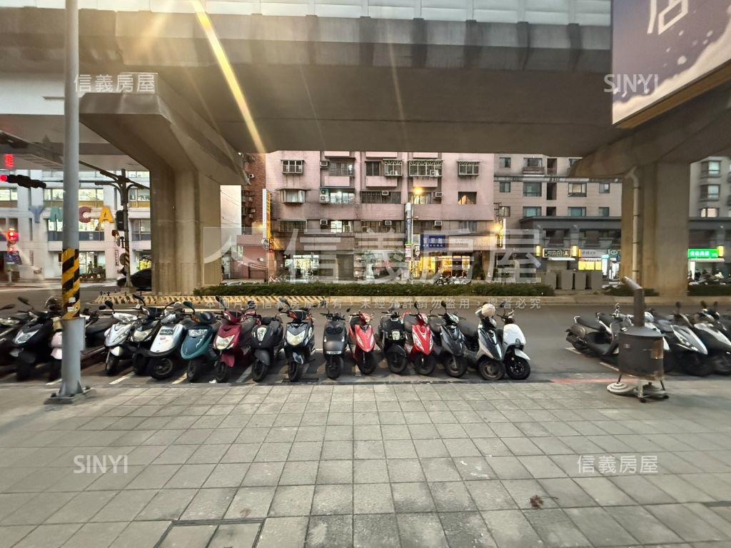 板新捷運黃金店面房屋室內格局與周邊環境