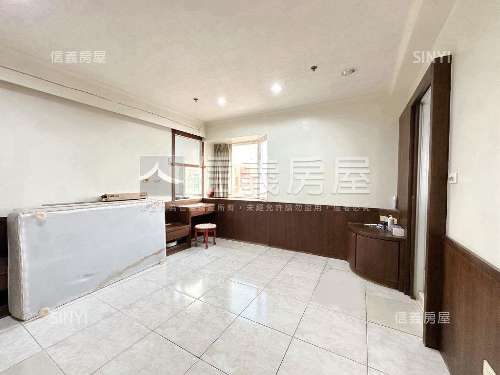 尊峰高樓景觀３＋１房平車房屋室內格局與周邊環境