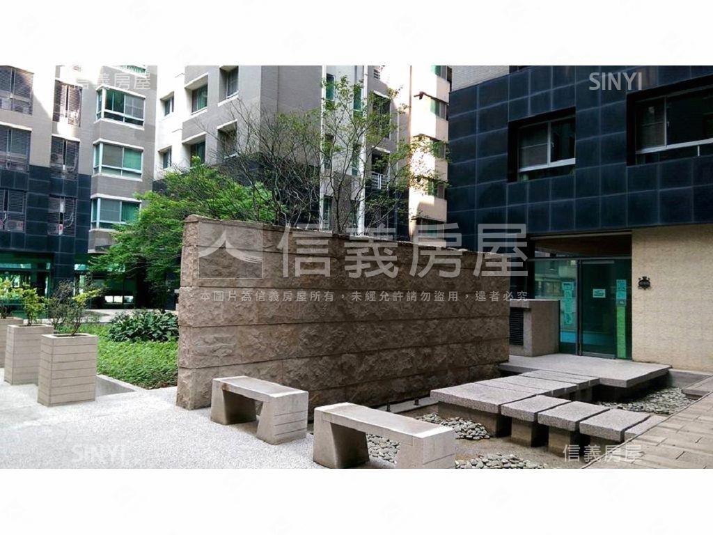高樓領袖特區雙平面車位房屋室內格局與周邊環境