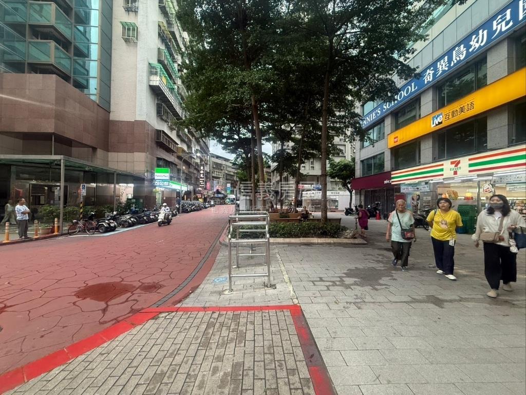 鴻金寶角窗金店面房屋室內格局與周邊環境