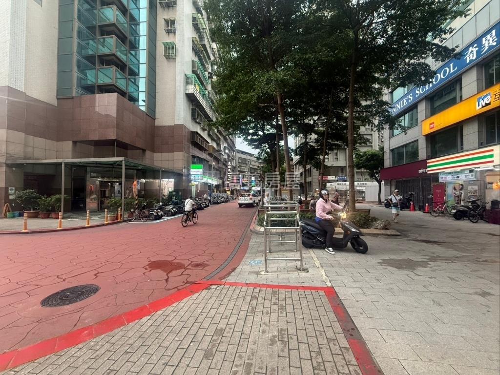 鴻金寶角窗金店面房屋室內格局與周邊環境