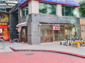 鴻金寶角窗金店面