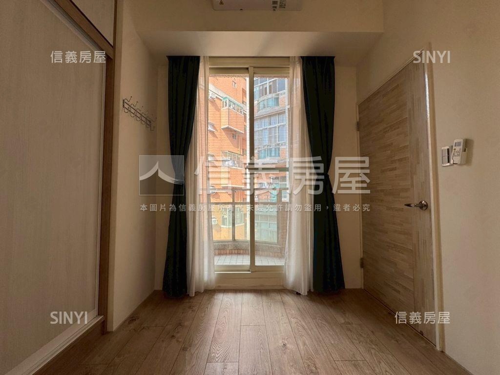 登峰２１。新裝兩房雙陽台房屋室內格局與周邊環境
