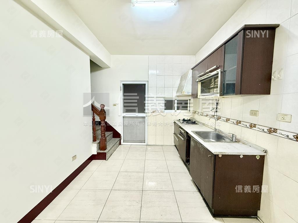 鳳甲正路透天店面房屋室內格局與周邊環境