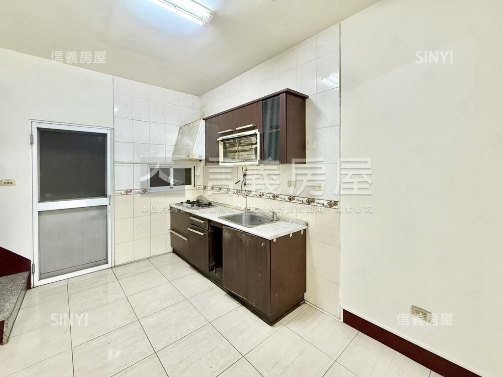 鳳甲正路透天店面房屋室內格局與周邊環境