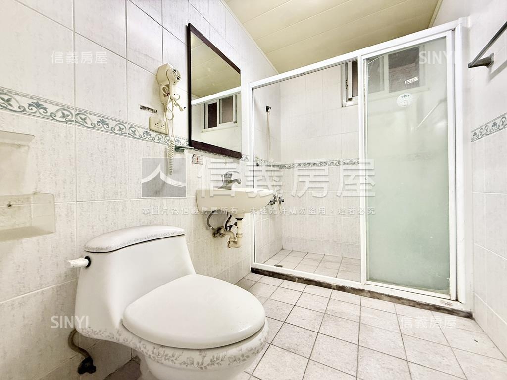 鳳甲正路透天店面房屋室內格局與周邊環境