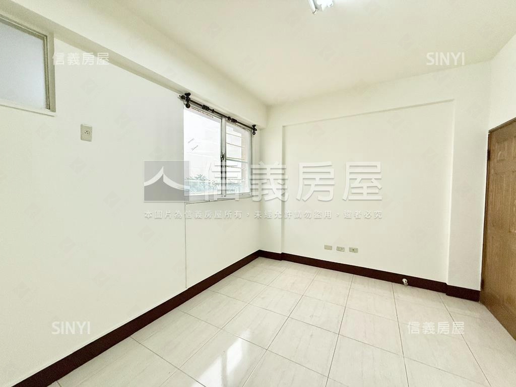 鳳甲正路透天店面房屋室內格局與周邊環境