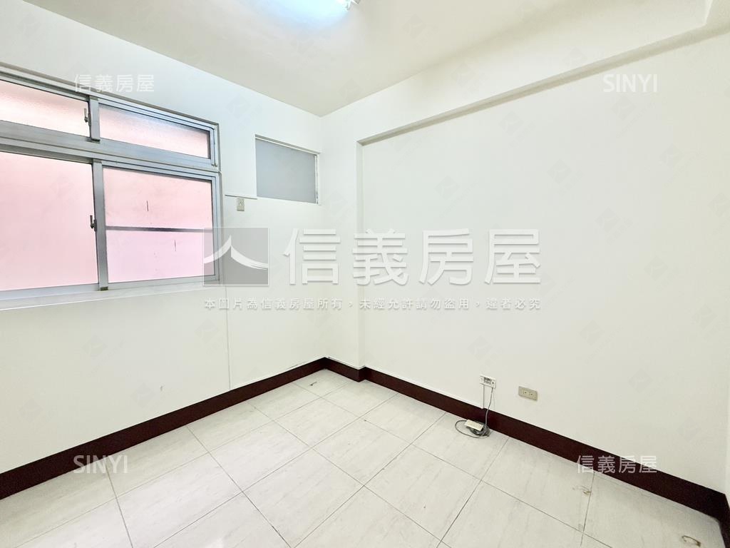 鳳甲正路透天店面房屋室內格局與周邊環境