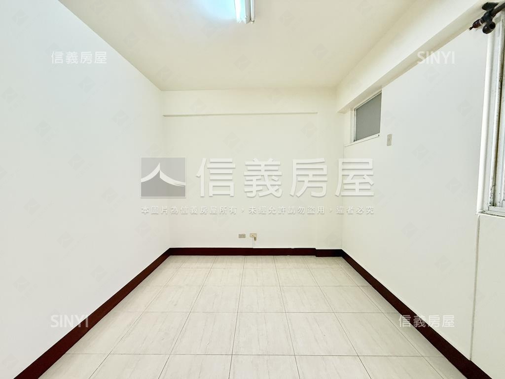 鳳甲正路透天店面房屋室內格局與周邊環境