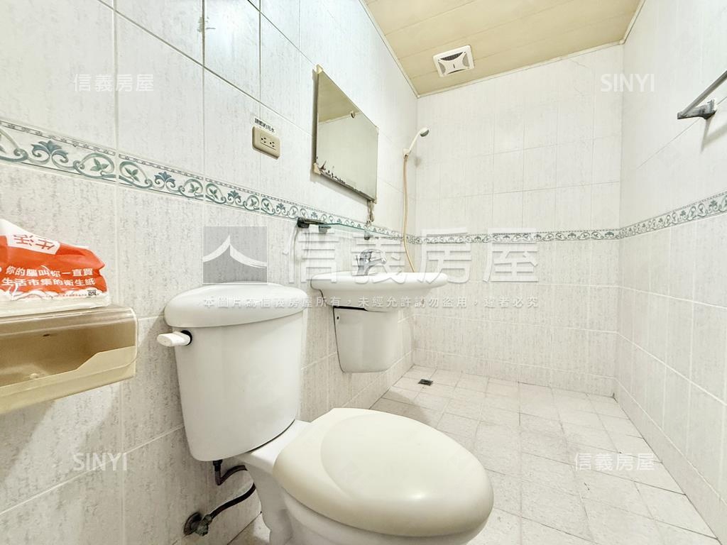 鳳甲正路透天店面房屋室內格局與周邊環境