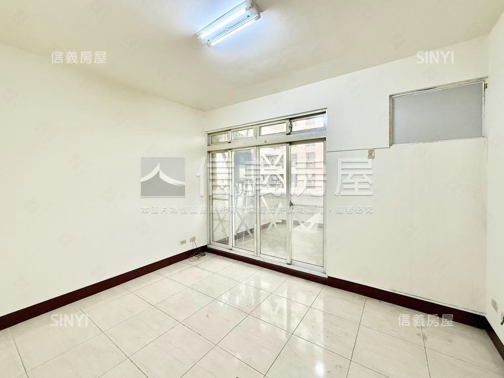 鳳甲正路透天店面房屋室內格局與周邊環境