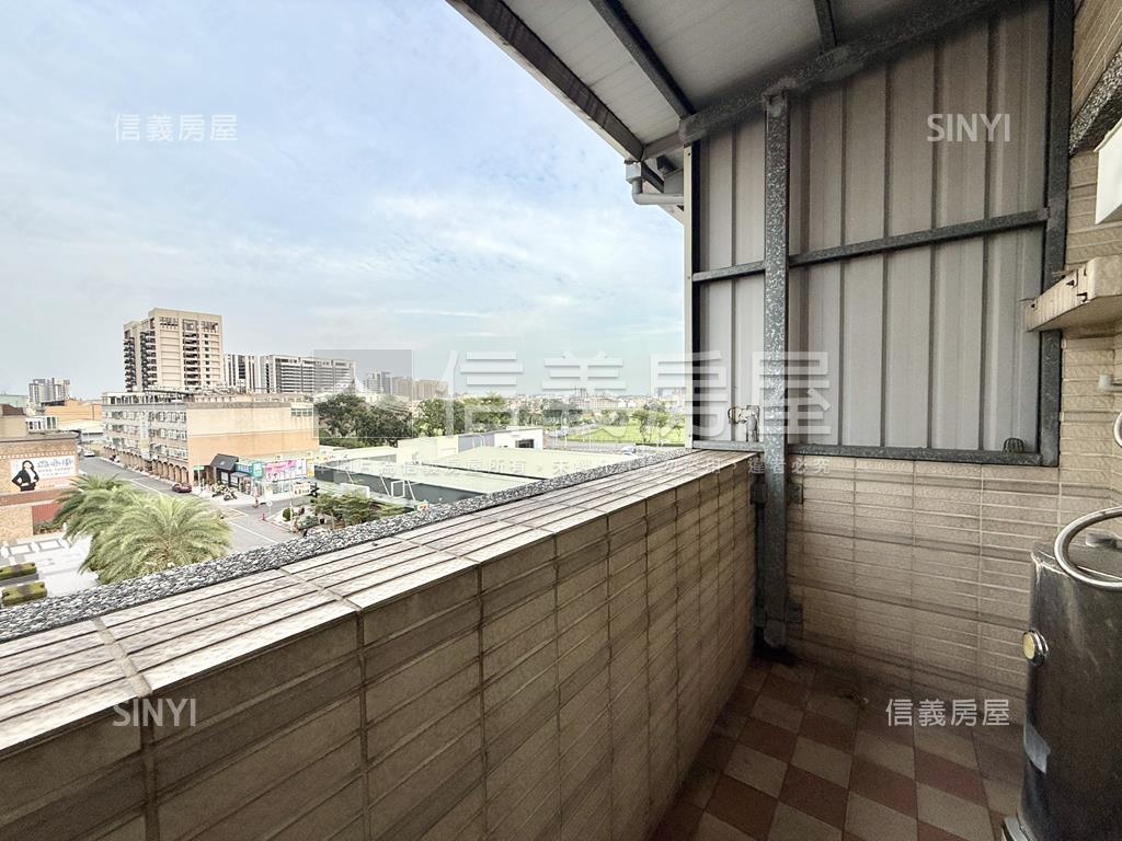 鳳甲正路透天店面房屋室內格局與周邊環境