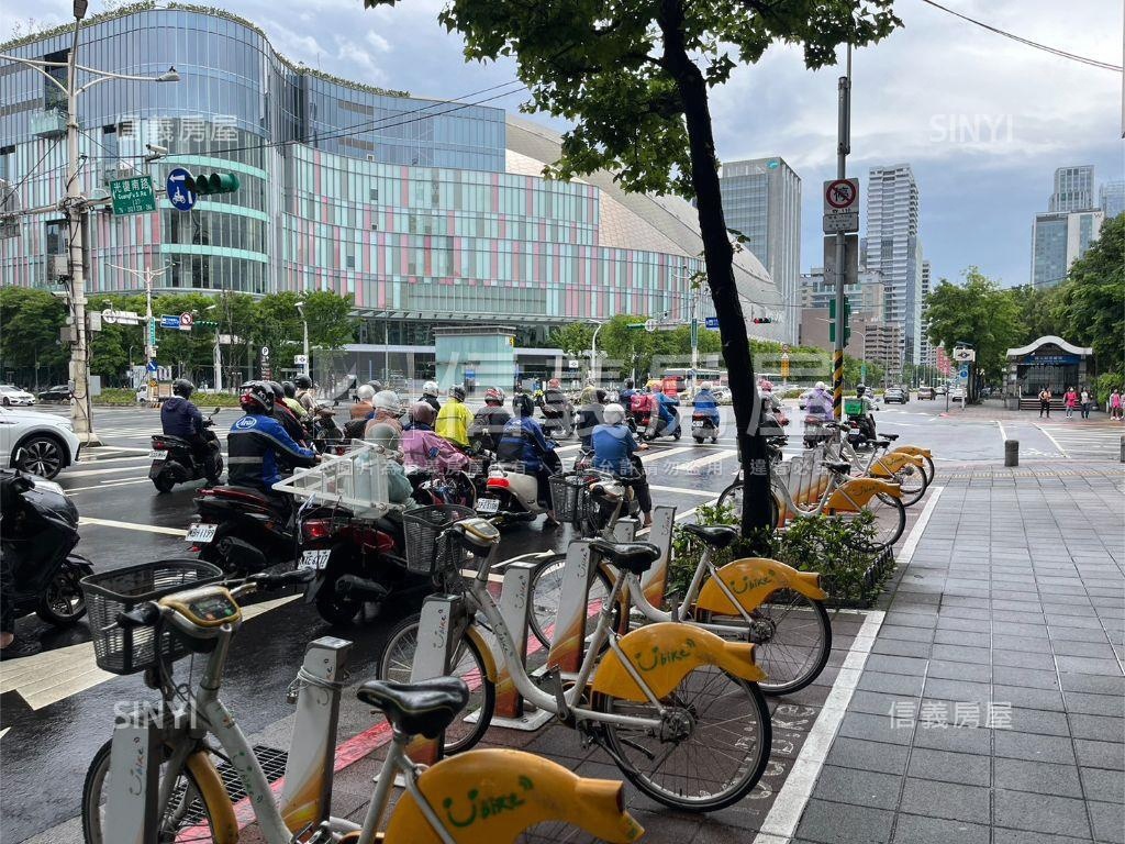 東區捷運站旁高樓百坪商辦房屋室內格局與周邊環境