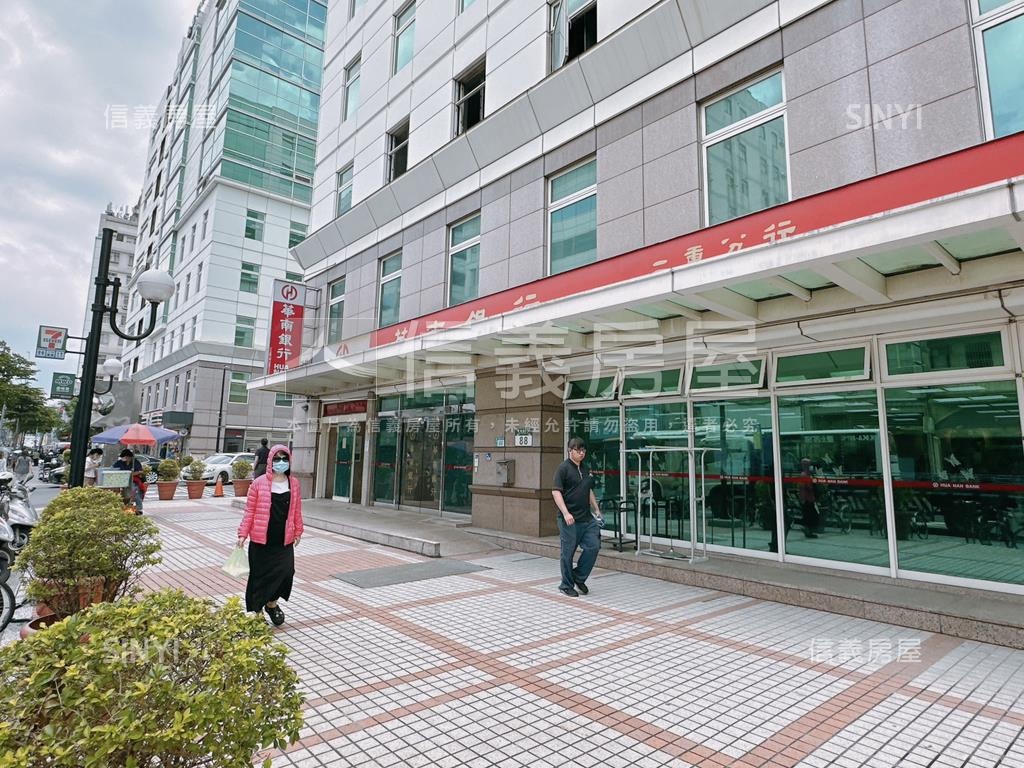超商店面一次買兩間房屋室內格局與周邊環境