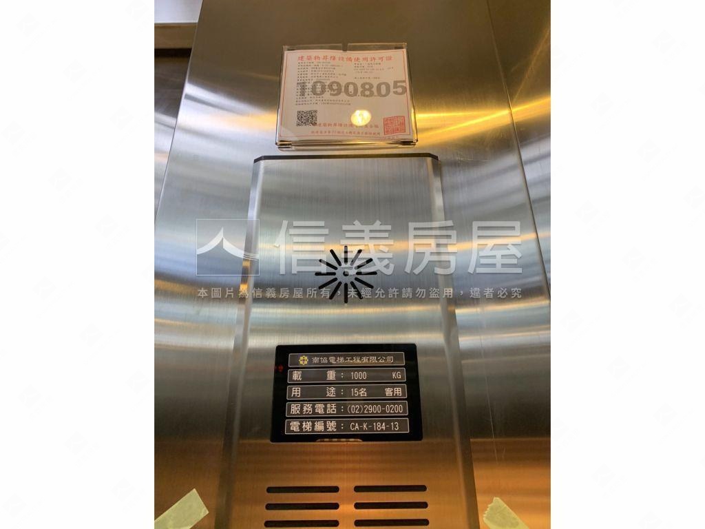 超商店面一次買兩間房屋室內格局與周邊環境