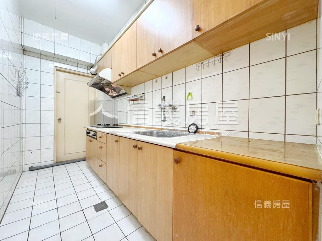 近重劃區華廈方正三房房屋室內格局與周邊環境