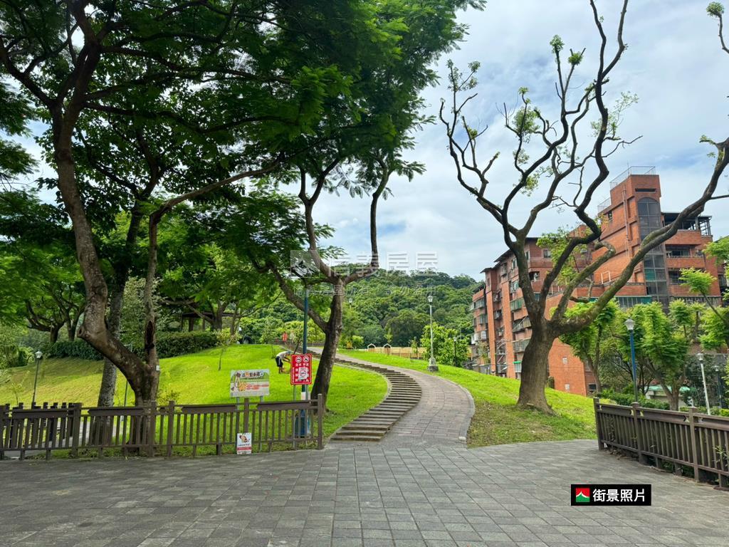 近重劃區低公設電梯正三房房屋室內格局與周邊環境