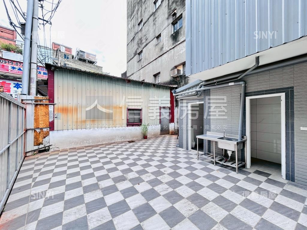 中正路旁土地８２坪大透店房屋室內格局與周邊環境