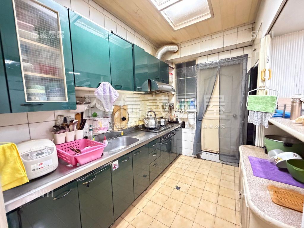 圓通寬敞路３房車位房屋室內格局與周邊環境