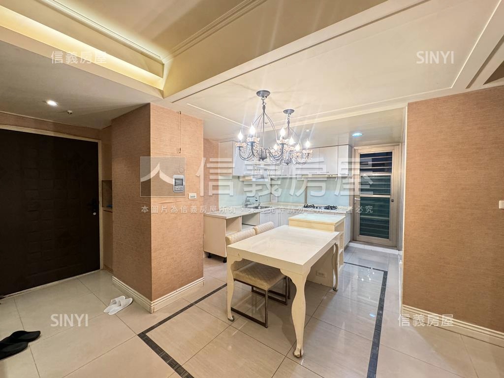 次頂樓稀有釋出一品馥麗房屋室內格局與周邊環境
