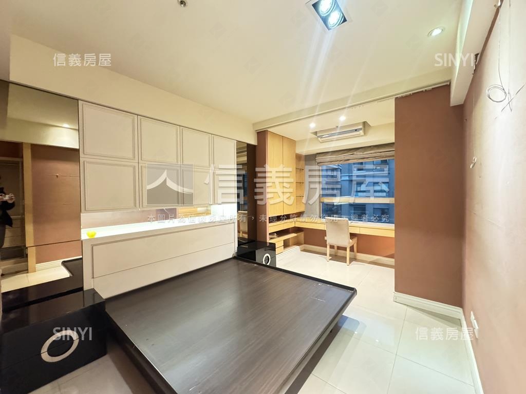 次頂樓稀有釋出一品馥麗房屋室內格局與周邊環境