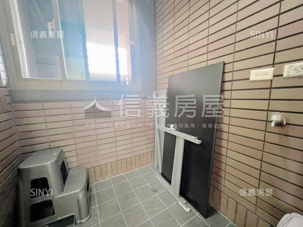 近內科大直上城帶車位房屋室內格局與周邊環境