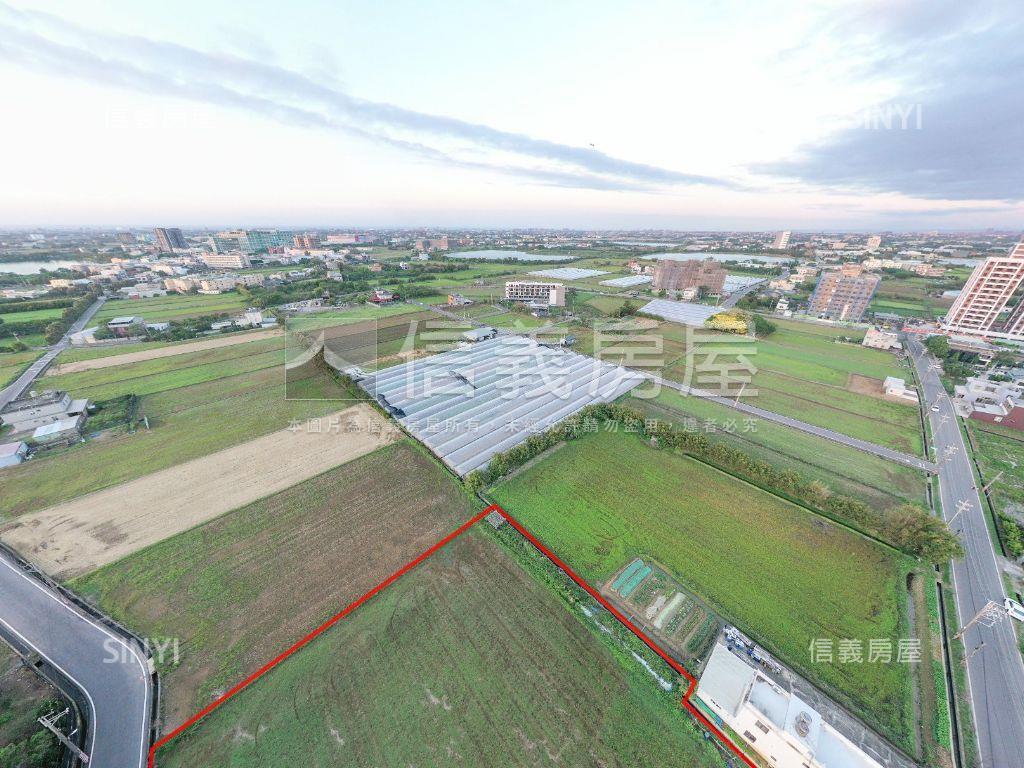 新屋。雙面臨路。千坪農地房屋室內格局與周邊環境