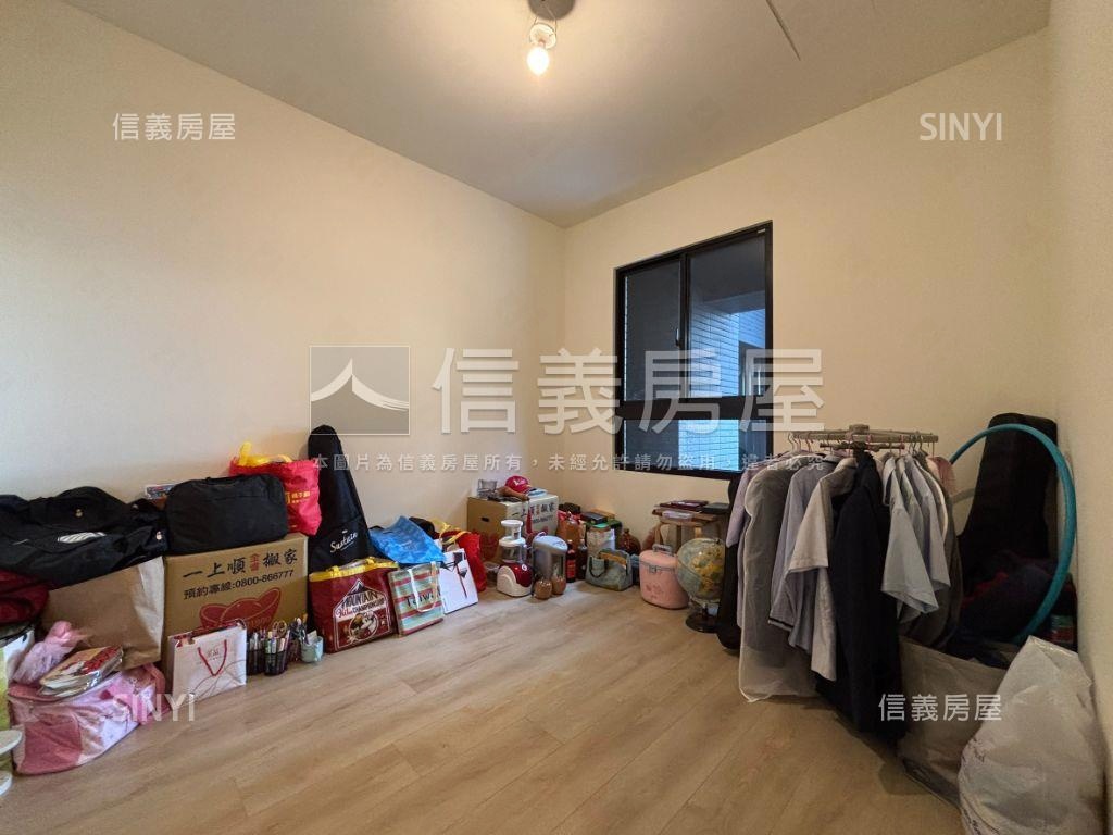 世界花園２房車位先看這間房屋室內格局與周邊環境