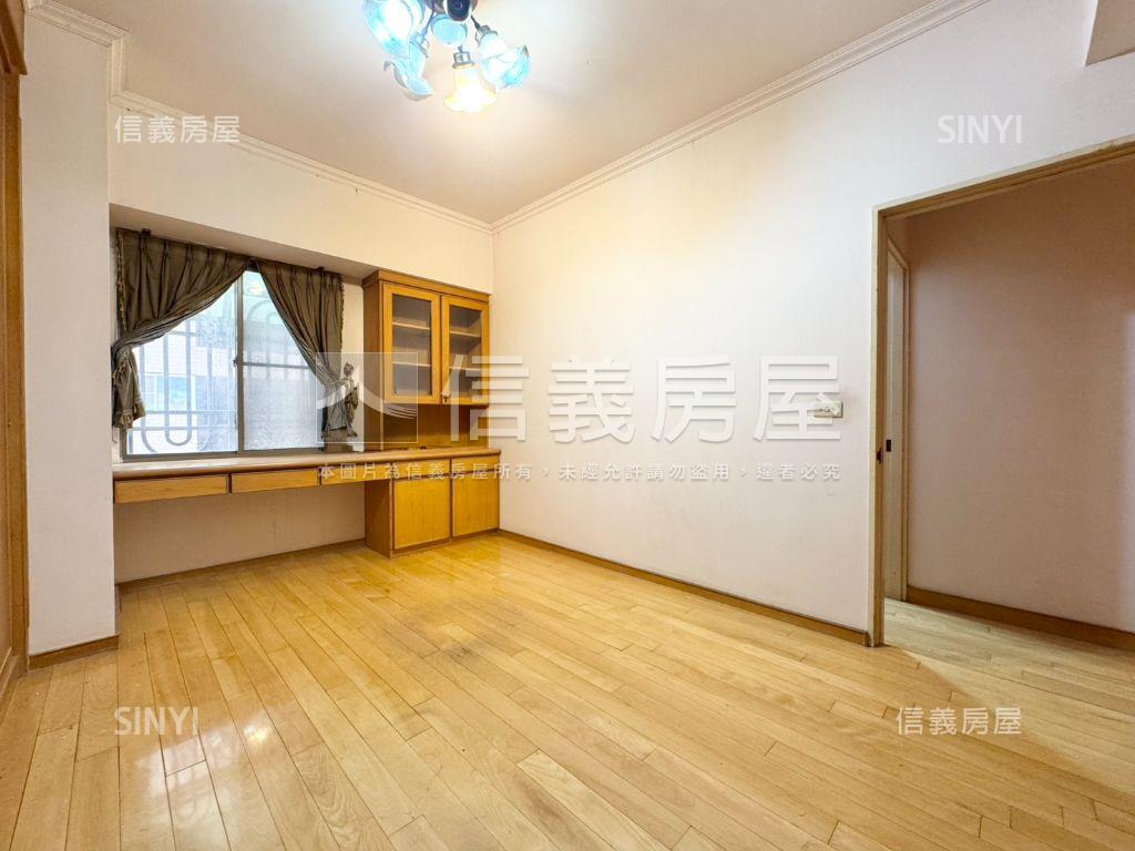 觀星雲彩家樂福四房房屋室內格局與周邊環境