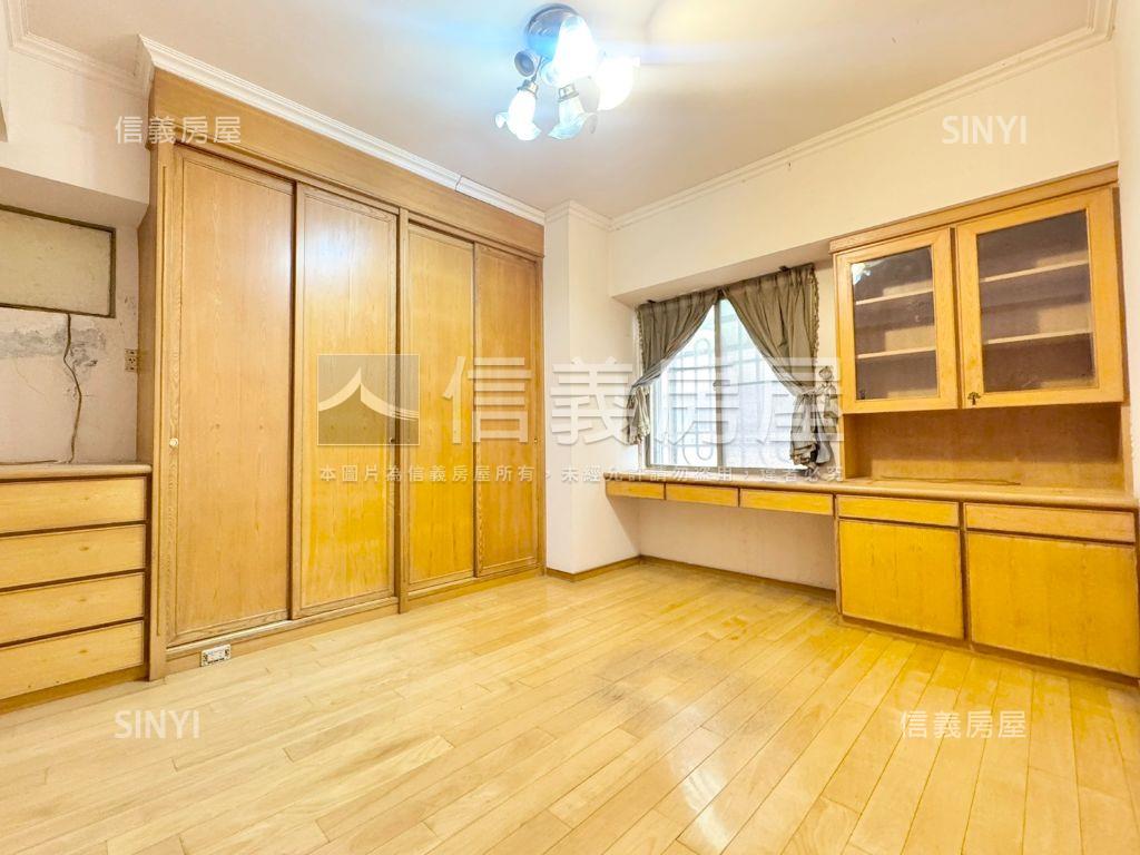 觀星雲彩家樂福四房房屋室內格局與周邊環境