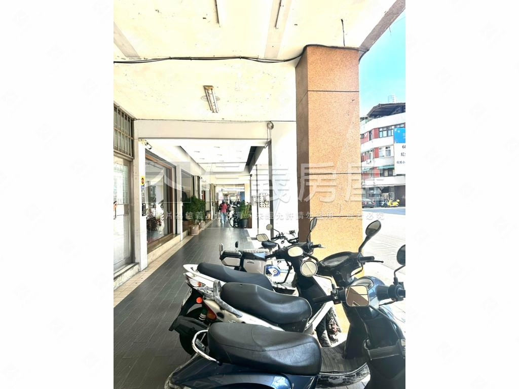 正吉林路三角窗金店面１房屋室內格局與周邊環境