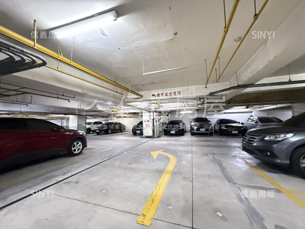 稀有邊間兩房坡平車位房屋室內格局與周邊環境