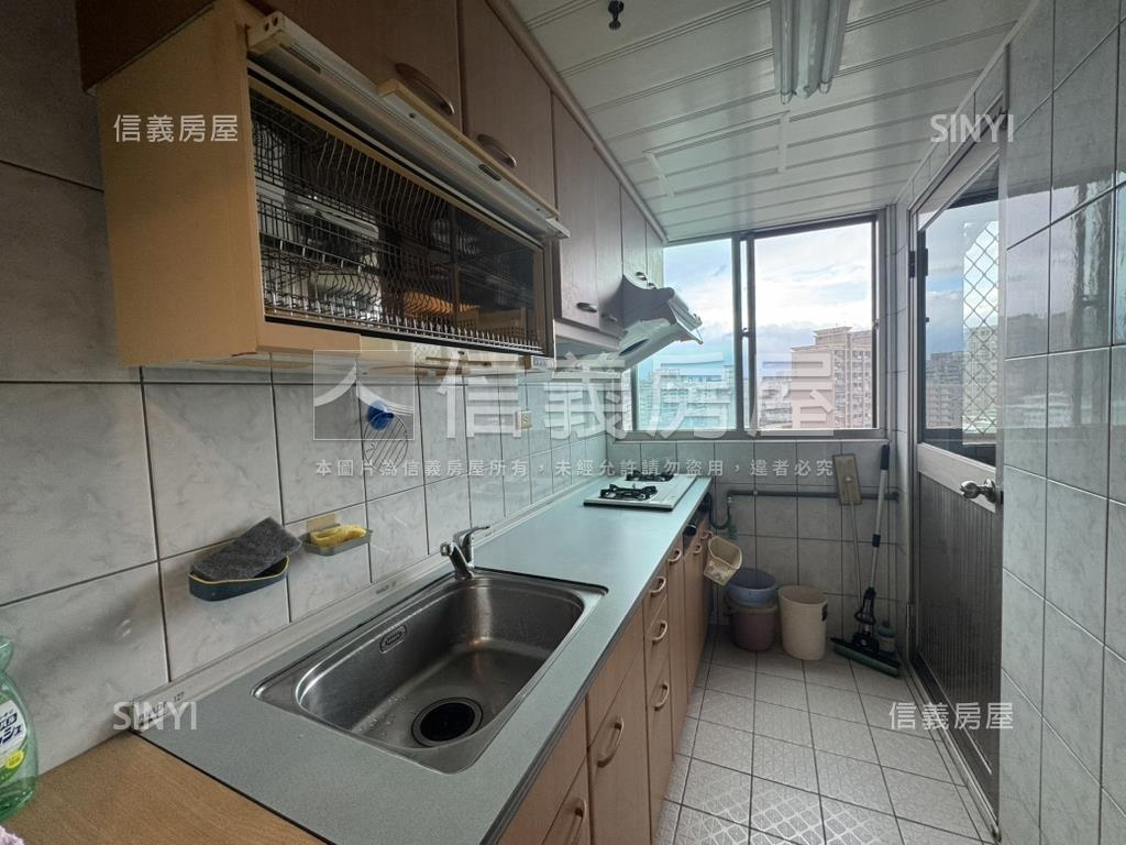 寶石邊間高樓電梯兩房房屋室內格局與周邊環境