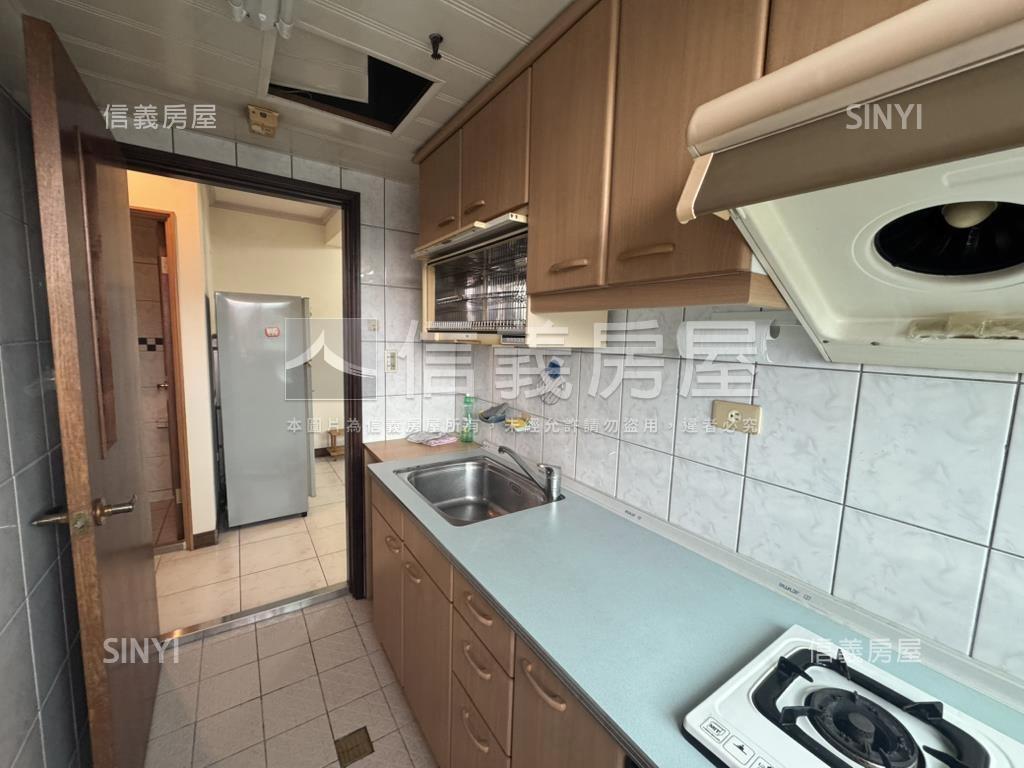 寶石邊間高樓電梯兩房房屋室內格局與周邊環境