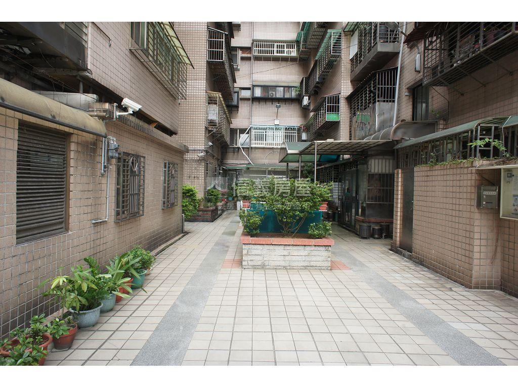 三角邊間顯眼金店面房屋室內格局與周邊環境