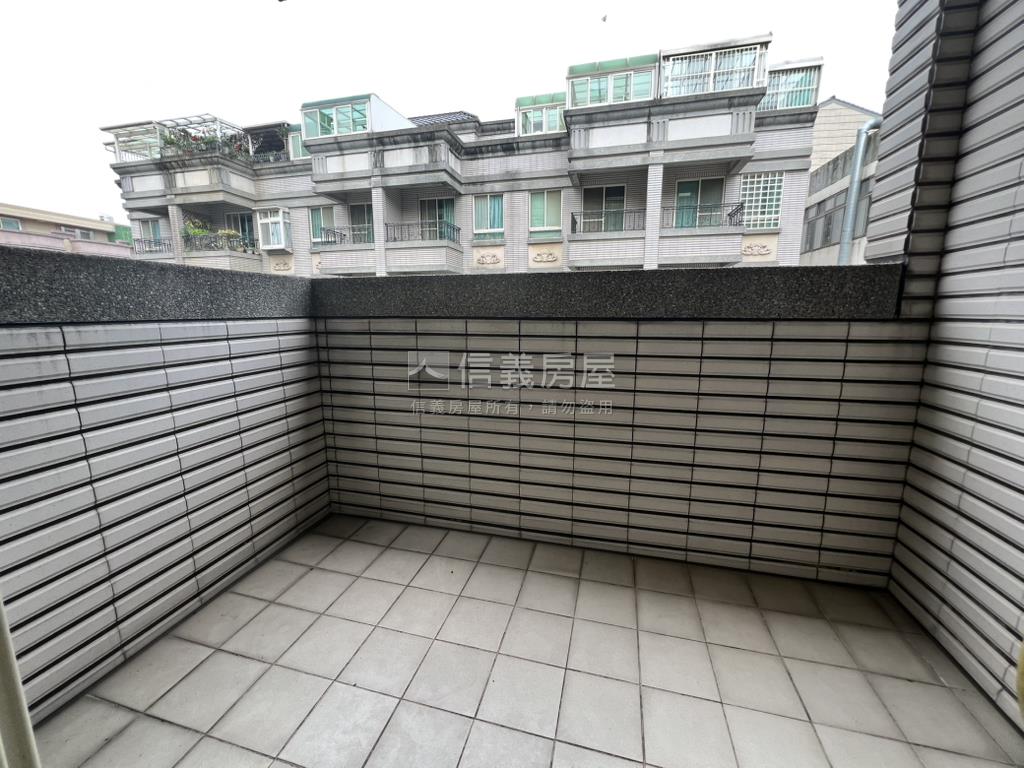典雅靜謐庭院停車別墅房屋室內格局與周邊環境