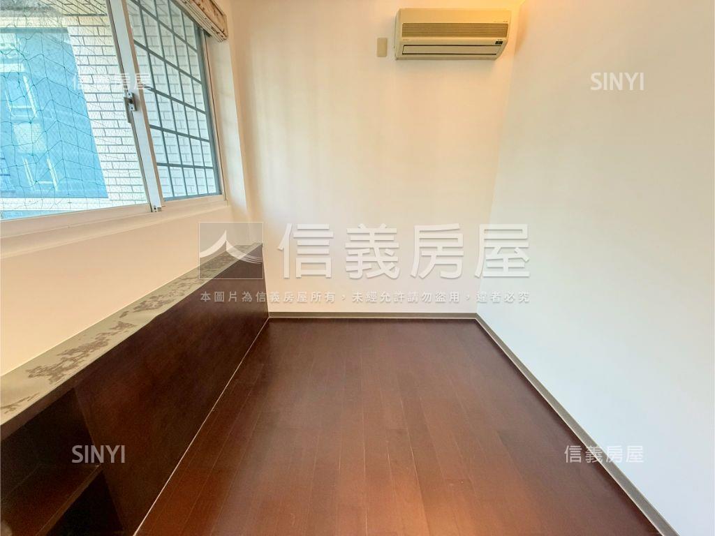 湯泉前棟次高樓美３房車位房屋室內格局與周邊環境