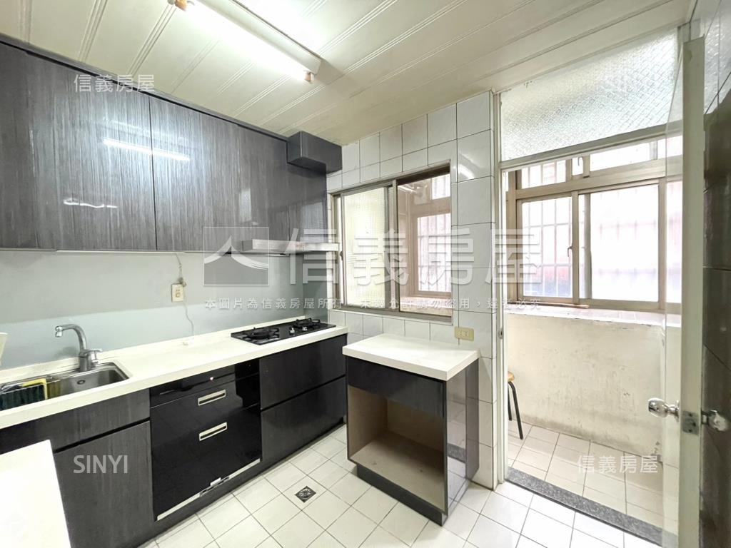 碧潭邊間公寓２樓房屋室內格局與周邊環境