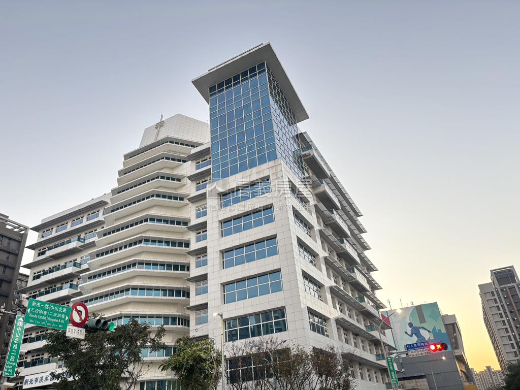 蛋黃區經典藏月三房車位房屋室內格局與周邊環境