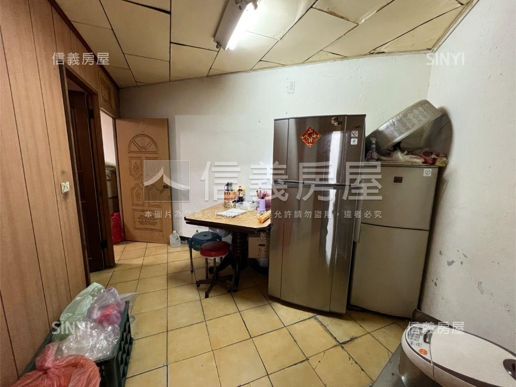 近未來棕線捷運站公寓房屋室內格局與周邊環境
