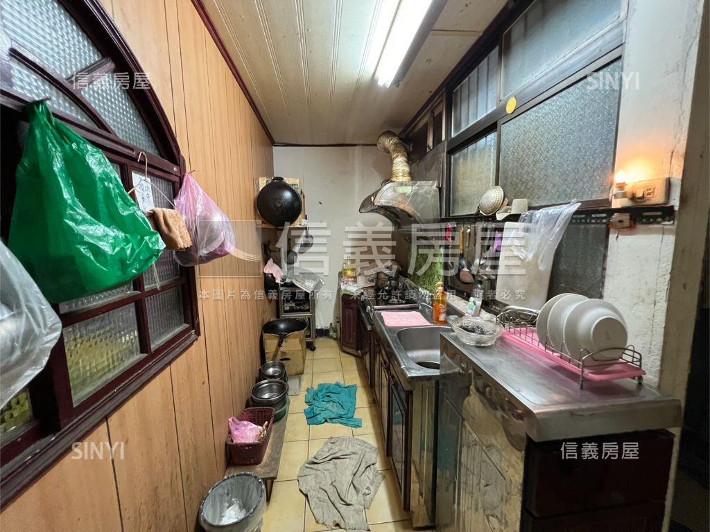 近未來棕線捷運站公寓房屋室內格局與周邊環境